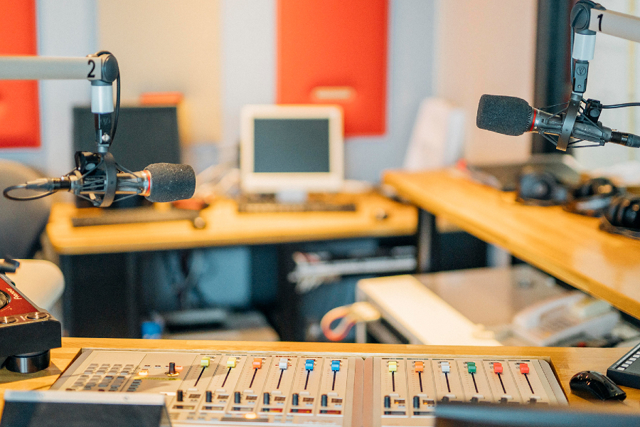 企業によるポッドキャスト制作─J-WAVEが手がけた事例をご紹介