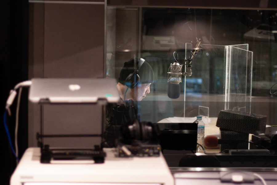 「みなさん」ではなく「あなた」に届く─ラジオの魅力を、小説家・燃え殻が語る